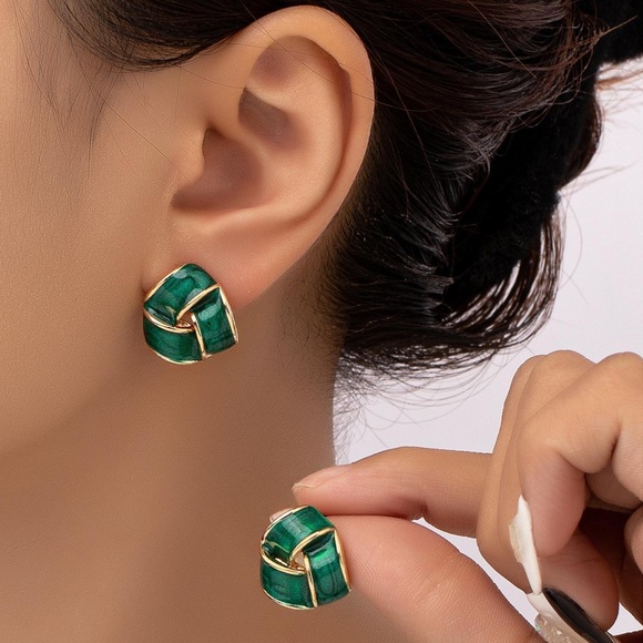 - 💚GoldTone Sparkly Green Love Knot Post back Earrings💚 - Picture 5 of 9